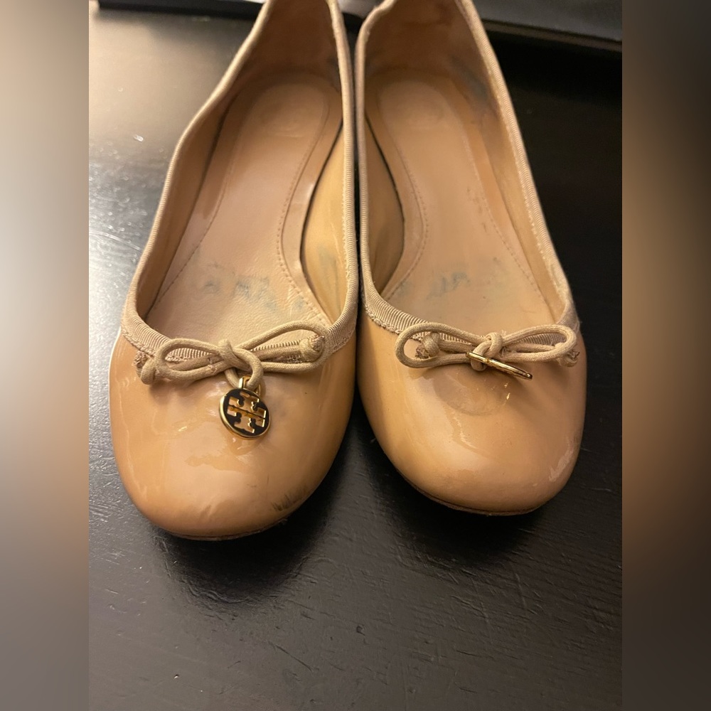 Tory Burch Beige Patent Leather flats size 7